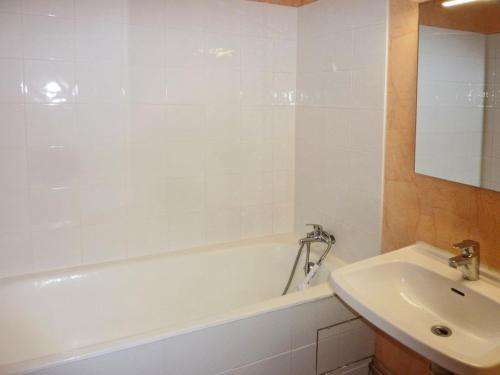 a white bathroom with a sink and a tub and a sink at Studio calme en forêt, proche télésiège et commerces - FR-1-322-289 in Les Orres