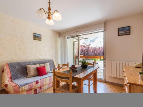 un salon avec une table et un canapé dans l'établissement Appartement 4 pers avec balcon, parking et télécabine à Saint Lary Village - FR-1-296-134, à Saint-Lary-Soulan