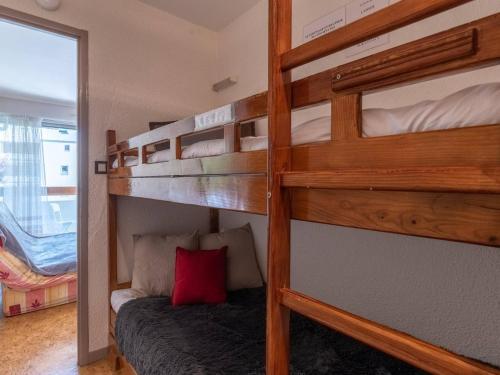 - une chambre avec 2 lits superposés et un oreiller rouge dans l'établissement Appartement 4 pers avec balcon, parking et télécabine à Saint Lary Village - FR-1-296-134, à Saint-Lary-Soulan