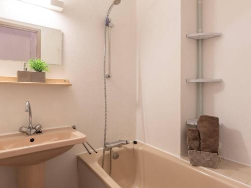 a bathroom with a sink and a tub with a shower at Appartement Saint-Lary-Soulan, 2 pièces, 4 personnes - FR-1-296-134 in Saint-Lary-Soulan