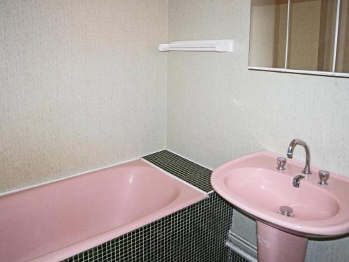 bagno con vasca rosa e lavandino di Appartement Les Orres, 1 pièce, 4 personnes - FR-1-322-282 a Les Orres