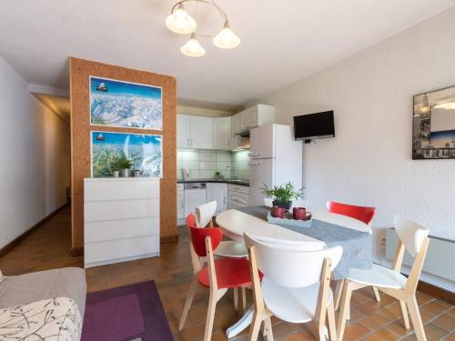 une cuisine et une salle à manger avec une table et des chaises dans l'établissement Appartement confort près centre et téléphérique, balcon, parking, idéal famille - FR-1-296-127, à Saint-Lary-Soulan