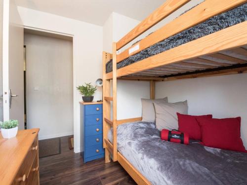a bedroom with a bunk bed and a dresser at Appartement Saint-Lary-Soulan, 3 pièces, 6 personnes - FR-1-296-148 in Saint-Lary-Soulan