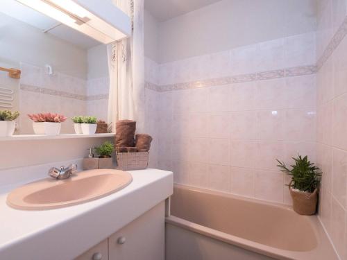 a bathroom with a sink and a tub at Appartement Saint-Lary-Soulan, 3 pièces, 6 personnes - FR-1-296-148 in Saint-Lary-Soulan