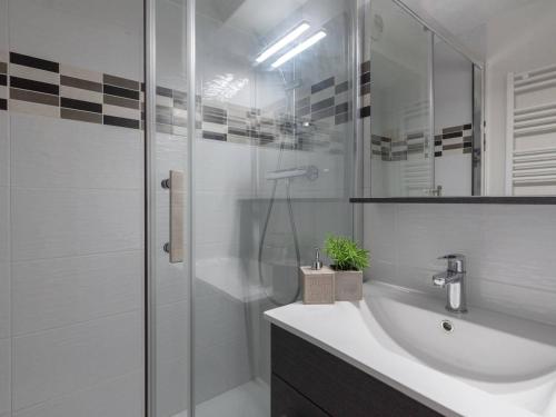 a white bathroom with a sink and a shower at Appartement Saint-Lary-Soulan, 2 pièces, 6 personnes - FR-1-296-154 in Saint-Lary-Soulan