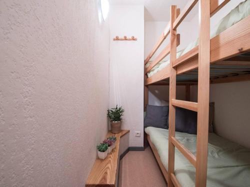 a room with two bunk beds and a desk at Appartement Saint-Lary-Soulan, 2 pièces, 6 personnes - FR-1-296-154 in Saint-Lary-Soulan