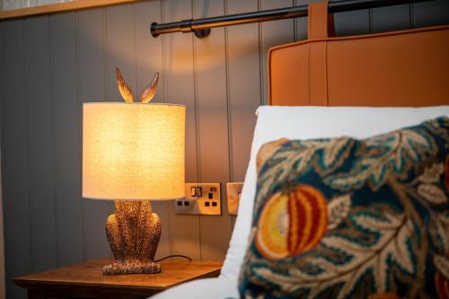 Katil atau katil-katil dalam bilik di Ely Hotel by Chef & Brewer Collection