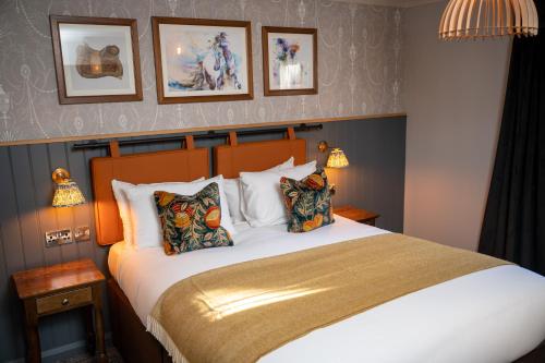 Katil atau katil-katil dalam bilik di Ely Hotel by Chef & Brewer Collection