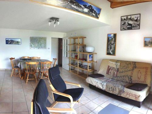 un salon avec un canapé et une table dans l'établissement Bel appartement 67m² 2 chambres, parking, balcon sud – Briançon - FR-1-330C-72, à Briançon