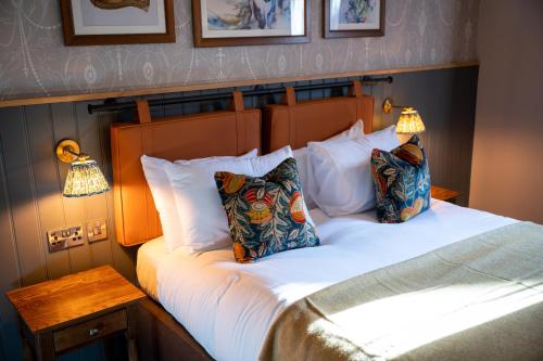 Katil atau katil-katil dalam bilik di Ely Hotel by Chef & Brewer Collection
