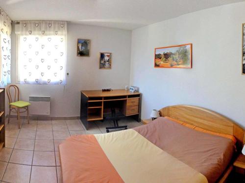 - une chambre avec un bureau et un lit dans l'établissement Bel appartement 67m² 2 chambres, parking, balcon sud – Briançon - FR-1-330C-72, à Briançon
