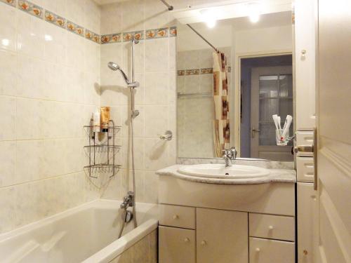 une salle de bain avec un lavabo et une baignoire dans l'établissement Bel appartement 67m² 2 chambres, parking, balcon sud – Briançon - FR-1-330C-72, à Briançon