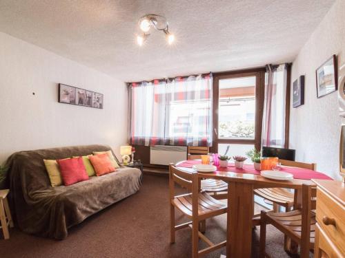 un salon avec une table et un canapé dans l'établissement Studio pratique pour 4 pers, parking privé, proche centre, téléphérique et navette gratuite - FR-1-296-140, à Saint-Lary-Soulan