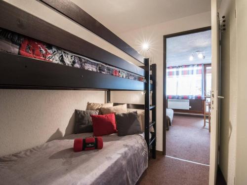 une chambre avec un grand lit et un grand miroir dans l'établissement Studio pratique pour 4 pers, parking privé, proche centre, téléphérique et navette gratuite - FR-1-296-140, à Saint-Lary-Soulan