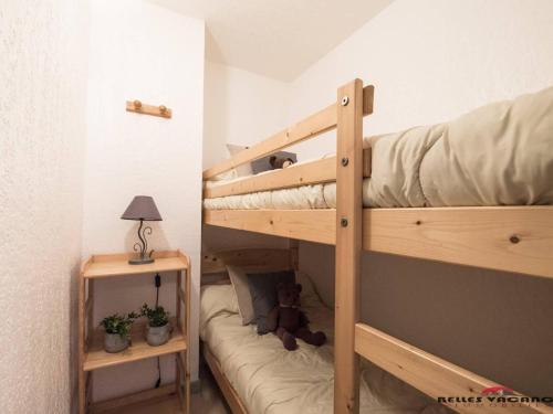 - une chambre avec 2 lits superposés et un ours en peluche dans l'établissement Appartement Calme 6 Pers, Balcon, Parking Privé, Navette Gratuite - Saint Lary Soulan - FR-1-296-156, à Saint-Lary-Soulan