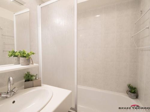 une salle de bain blanche avec un lavabo et une douche dans l'établissement Appartement Calme 6 Pers, Balcon, Parking Privé, Navette Gratuite - Saint Lary Soulan - FR-1-296-156, à Saint-Lary-Soulan
