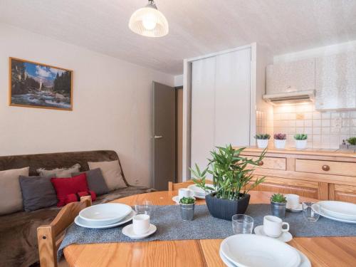 un salon avec une table et un canapé dans l'établissement Appartement calme avec balcon, 6 personnes, centre Saint-Lary Soulan, proche remontées et parking privé - FR-1-296-155, à Saint-Lary-Soulan