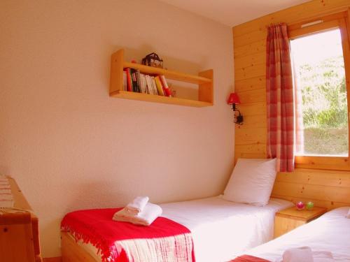 瓦爾莫雷爾的住宿－Appartement Valmorel, 2 pièces, 5 personnes - FR-1-291-802，一间小卧室,配有两张床和窗户