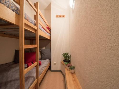 Ce petit dortoir comprend des lits superposés. dans l'établissement Appartement calme avec balcon, 6 personnes, centre Saint-Lary Soulan, proche remontées et parking privé - FR-1-296-155, à Saint-Lary-Soulan