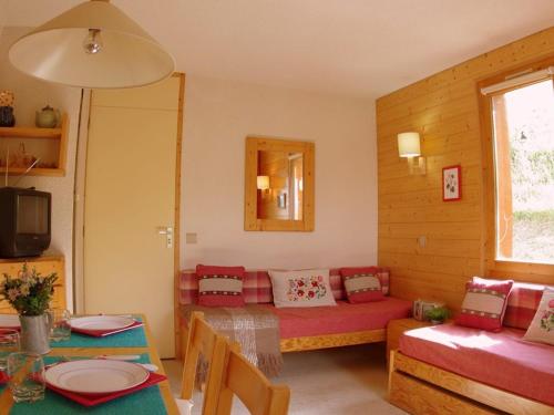 un salon avec un canapé et une table dans l'établissement Charmant 2 pièces pour 5 pers, ski au pied, terrasse privative - Hameau du Mottet - FR-1-291-802, à Valmorel