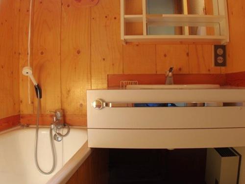 une salle de bain avec un lavabo et une douche dans l'établissement Charmant 2 pièces pour 5 pers, ski au pied, terrasse privative - Hameau du Mottet - FR-1-291-802, à Valmorel
