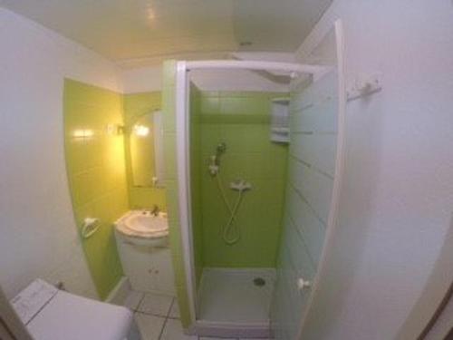 een badkamer met een douche, een toilet en een wastafel bij Appartement T2 cabine avec terrasse et piscine à Vieux-Boucau, idéal pour les vacances ! - FR-1-379-18 in Vieux-Boucau-les-Bains