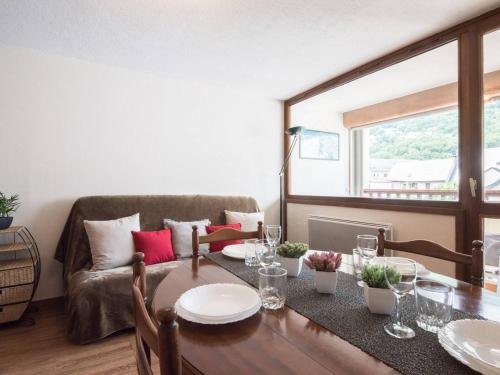 un salon avec une table et un canapé dans l'établissement Appartement cosy pour 4 pers. - Saint Lary Village - FR-1-296-174, à Saint-Lary-Soulan