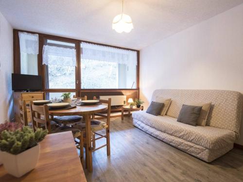 un salon avec un canapé et une table dans l'établissement Studio avec parking privé, proche centre, commerces et téléphérique - 4 pers. - FR-1-296-179, à Saint-Lary-Soulan