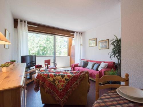 a living room with a couch and a table at Appartement 6 pers, 3 chambres, proche centre et pistes, parking privé, balcon, tout confort - FR-1-296-176 in Saint-Lary-Soulan
