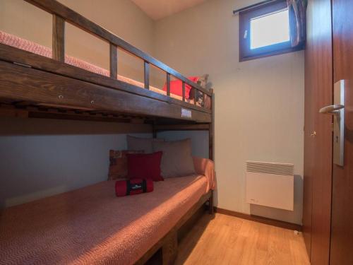 a bedroom with two bunk beds and a staircase at Appartement 6 pers, 3 chambres, proche centre et pistes, parking privé, balcon, tout confort - FR-1-296-176 in Saint-Lary-Soulan