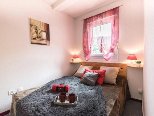 ein kleines Schlafzimmer mit einem Bett und einem Tablett mit Schuhen darauf in der Unterkunft Appartement Saint-Lary-Soulan, 2 pièces, 4 personnes - FR-1-296-195 in Saint-Lary-Soulan