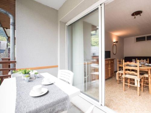 une pièce avec une table et une salle à manger dans l'établissement Appartement ensoleillé pour 4 pers, balcon, parking, proche thermes et téléphérique, St-Lary Village - FR-1-296-195, à Saint-Lary-Soulan