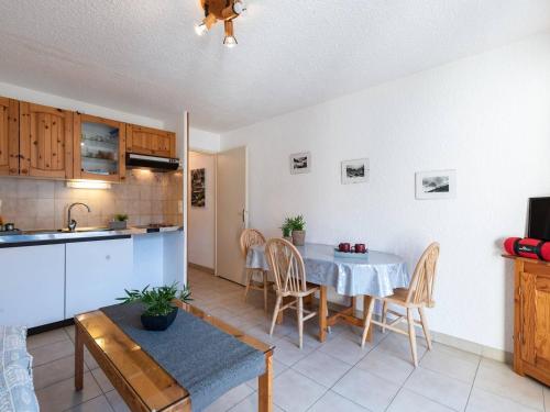 une cuisine et une salle à manger avec une table et des chaises dans l'établissement Studio calme 4 pers avec parking, proche centre Saint Lary Soulan - FR-1-296-205, à Saint-Lary-Soulan