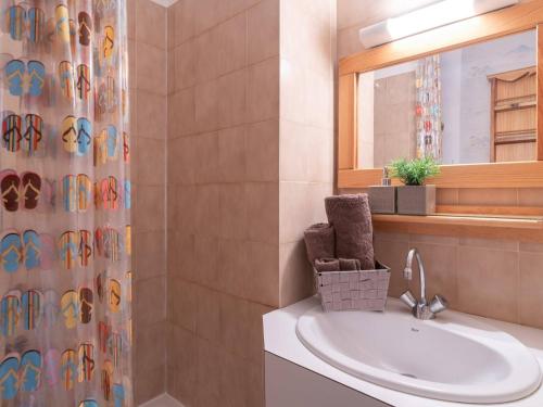 ein Badezimmer mit Waschbecken und Duschvorhang in der Unterkunft Studio calme 4 pers avec parking, proche centre Saint Lary Soulan - FR-1-296-205 in Saint-Lary-Soulan