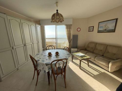 un salon avec une table et un canapé dans l'établissement Studio 2 pers, balcon, parking, plage à 200m - FR-1-224C-442, à Saint-Jean-de-Monts