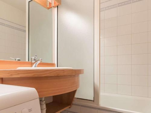 une salle de bain avec un lavabo, un miroir et une baignoire dans l'établissement Appartement 3 pièces, 4-6 pers, centre Briançon, balcon, garage, à 400m télécabine - FR-1-330C-14, à Briançon