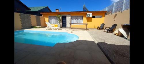 - une piscine dans l'arrière-cour d'une maison dans l'établissement Monoambiente a 400 mts de Termas, à Federación