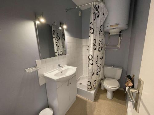 une petite salle de bain avec un lavabo et des toilettes dans l'établissement Studio 2 pers, balcon, parking, plage à 200m - FR-1-224C-442, à Saint-Jean-de-Monts