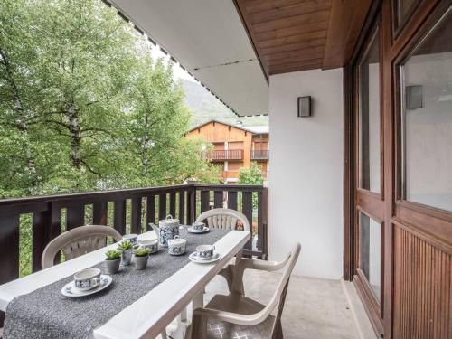 un balcon avec une table et des chaises dessus dans l'établissement Appartement 4 pers avec terrasse, parking privé, proche thermes et remontées mécaniques - FR-1-296-198, à Saint-Lary-Soulan