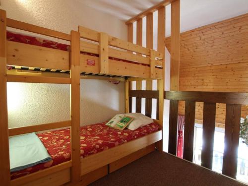 kilka łóżek piętrowych w pokoju w obiekcie Appartement Vallouise-La Casse, 2 pièces, 5 personnes - FR-1-330G-78 w mieście Le Poët