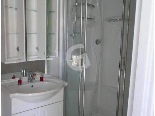 Koupelna v ubytování Pavillon pour 4 à 150m de la plage et 500m du centre de La Tranche-sur-Mer, avec terrasse et garage - FR-1-357-48