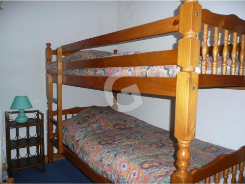 Postel nebo postele na pokoji v ubytování Pavillon pour 4 à 150m de la plage et 500m du centre de La Tranche-sur-Mer, avec terrasse et garage - FR-1-357-48