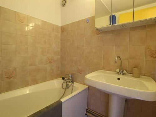 W łazience znajduje się umywalka i wanna. w obiekcie Appartement Vallouise-La Casse, 2 pièces, 5 personnes - FR-1-330G-78 w mieście Le Poët