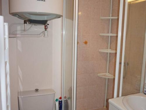 une salle de bain avec une douche, des toilettes et un lavabo dans l'établissement Appartement cosy 4 pers à 300m de la plage de Cabourg avec tout confort - FR-1-465-21, à Cabourg