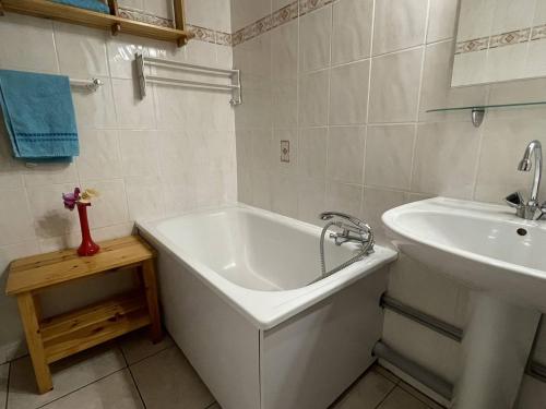 W łazience znajduje się wanna i umywalka. w obiekcie Appartement Puy-Saint-Vincent, 1 pièce, 4 personnes - FR-1-330G-44 w mieście Puy-Saint-Vincent