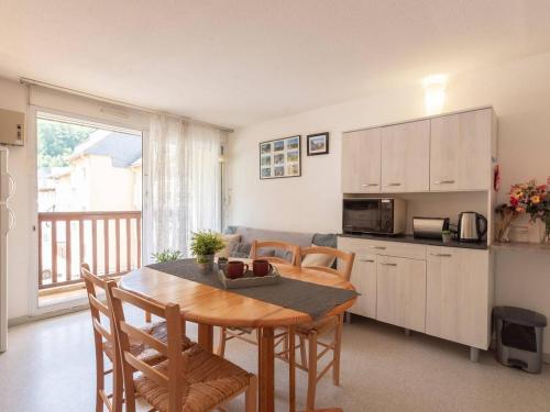 une cuisine et une salle à manger avec une table et des chaises dans l'établissement Charmant appartement 4 pers. avec balcon, parking privé et casier à skis, proche centre Saint-Lary - FR-1-296-220, à Saint-Lary-Soulan