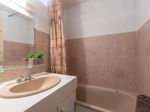 une salle de bain avec un lavabo et une baignoire dans l'établissement Charmant appartement 4 pers. avec balcon, parking privé et casier à skis, proche centre Saint-Lary - FR-1-296-220, à Saint-Lary-Soulan