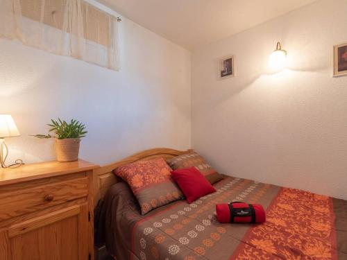 - une petite chambre avec un lit et un bureau en bois dans l'établissement Charmant appartement 4 pers. avec balcon, parking privé et casier à skis, proche centre Saint-Lary - FR-1-296-220, à Saint-Lary-Soulan
