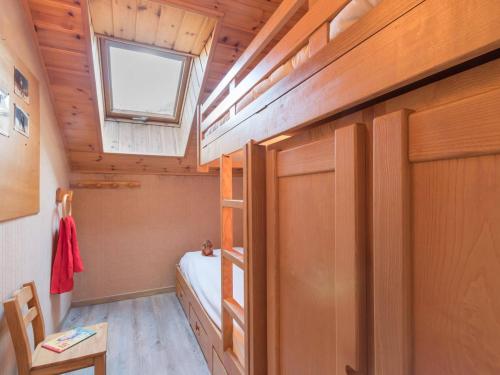 ル・モネティエ・レ・バンにあるAppartement Le Monêtier-les-Bains, 5 pièces, 9 personnes - FR-1-330F-170のベッドと窓が備わる小さな客室です。