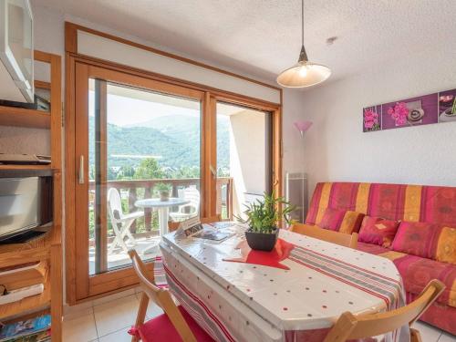 un salon avec une table et un canapé dans l'établissement Agréable studio cabine 4 pers avec parking à Saint-Lary village - FR-1-296-218, à Saint-Lary-Soulan